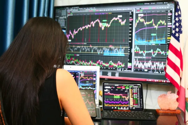 Economic Divergence: Mark Zandi Warns of 40% Recession Risk Amid Market Euphoria