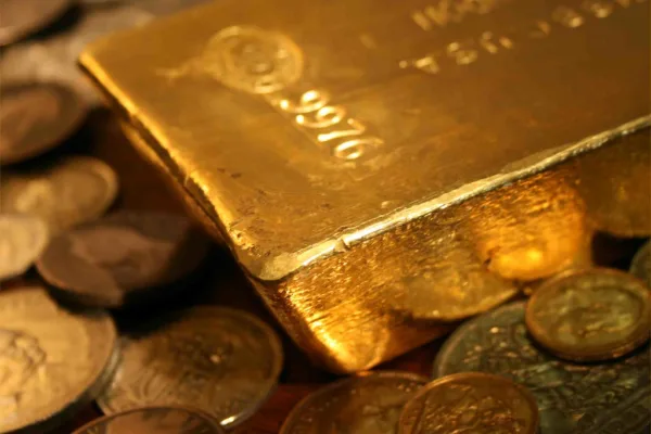 Gold Prices Retreat Amid Strait of Hormuz Tensions and Inflationary Pressures