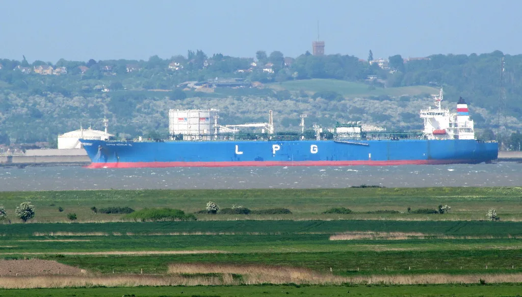 India Faces LPG Supply Shortfall as Imports Decline by 430,000 Barrels Daily
