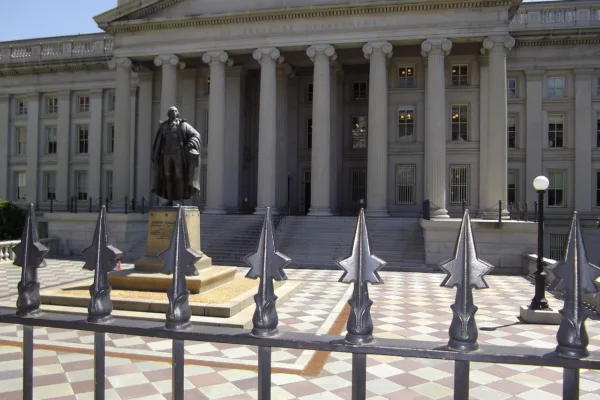 Jerome Powell Remains at Federal Reserve Amid Intensifying Policy Debate