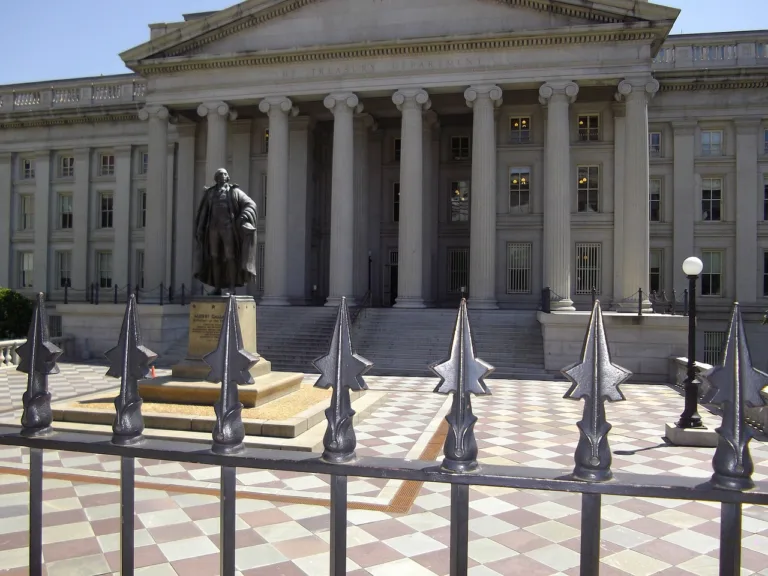 Jerome Powell Remains at Federal Reserve Amid Intensifying Policy Debate