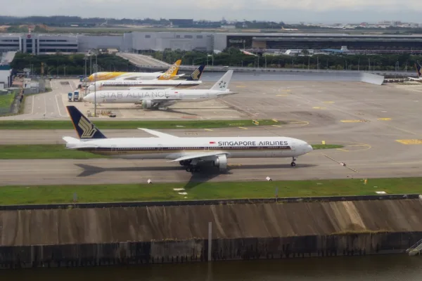 Singapore Airlines Profit Dips 57% Amid Integration Costs and Regional Competition