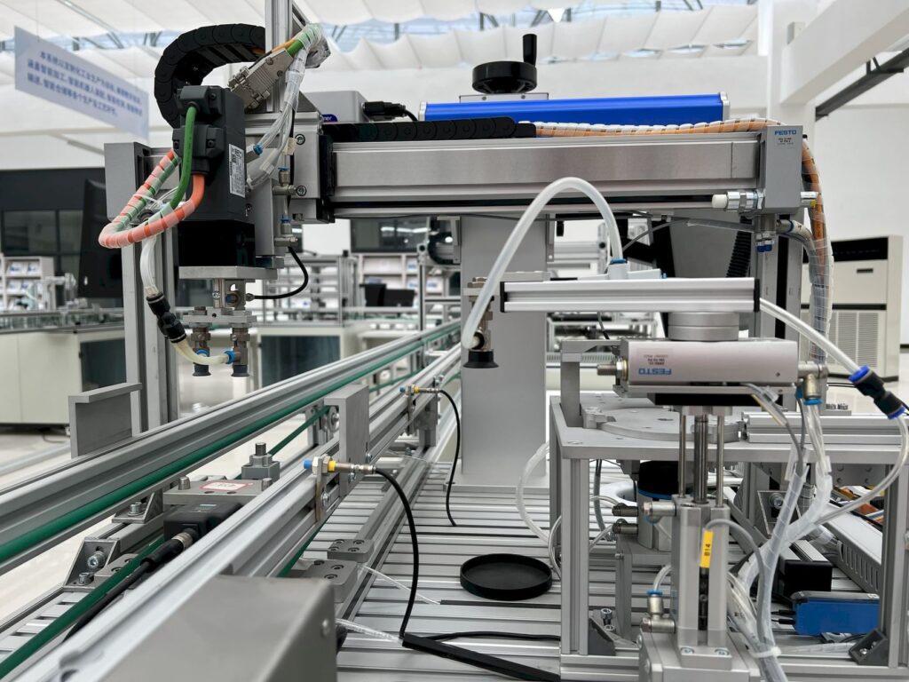 China's Factory Activity Returns to Growth as Exports Fuel Economic Rebound