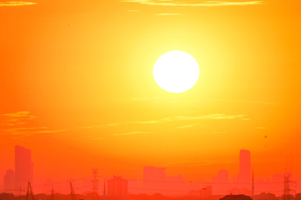 Delhi Records Historic Peak Power Demand Amid Unrelenting Heatwave