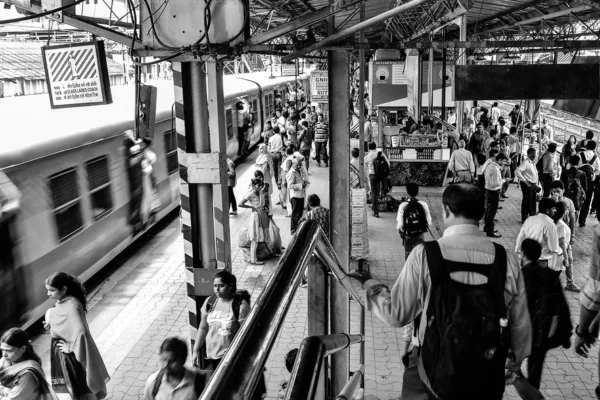 Google Maps Integrates Yatri for Real-Time Mumbai Local Train Tracking