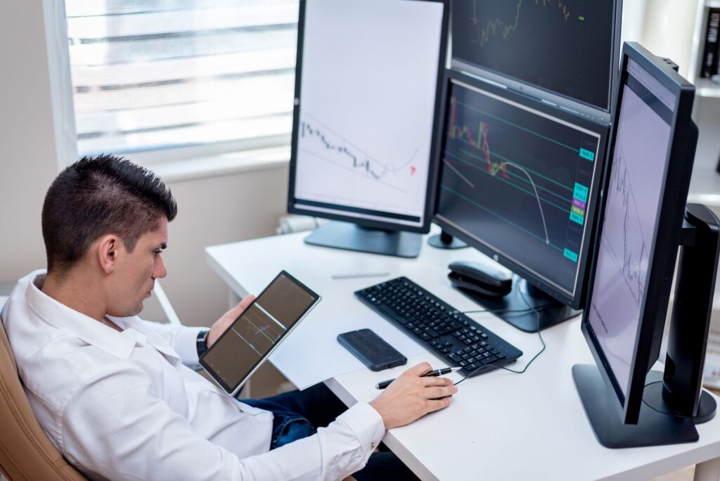 Market Analyst Sumeet Bagadia Identifies Three Sub-₹100 Stocks for Monday's Trading Session