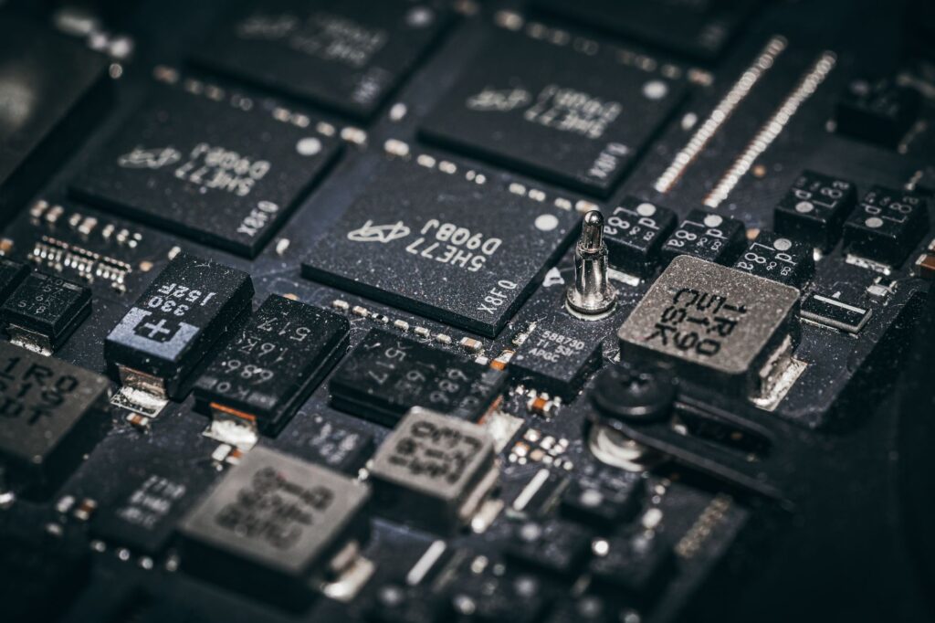 Anthropic Negotiates Custom AI Chip Partnership with Samsung