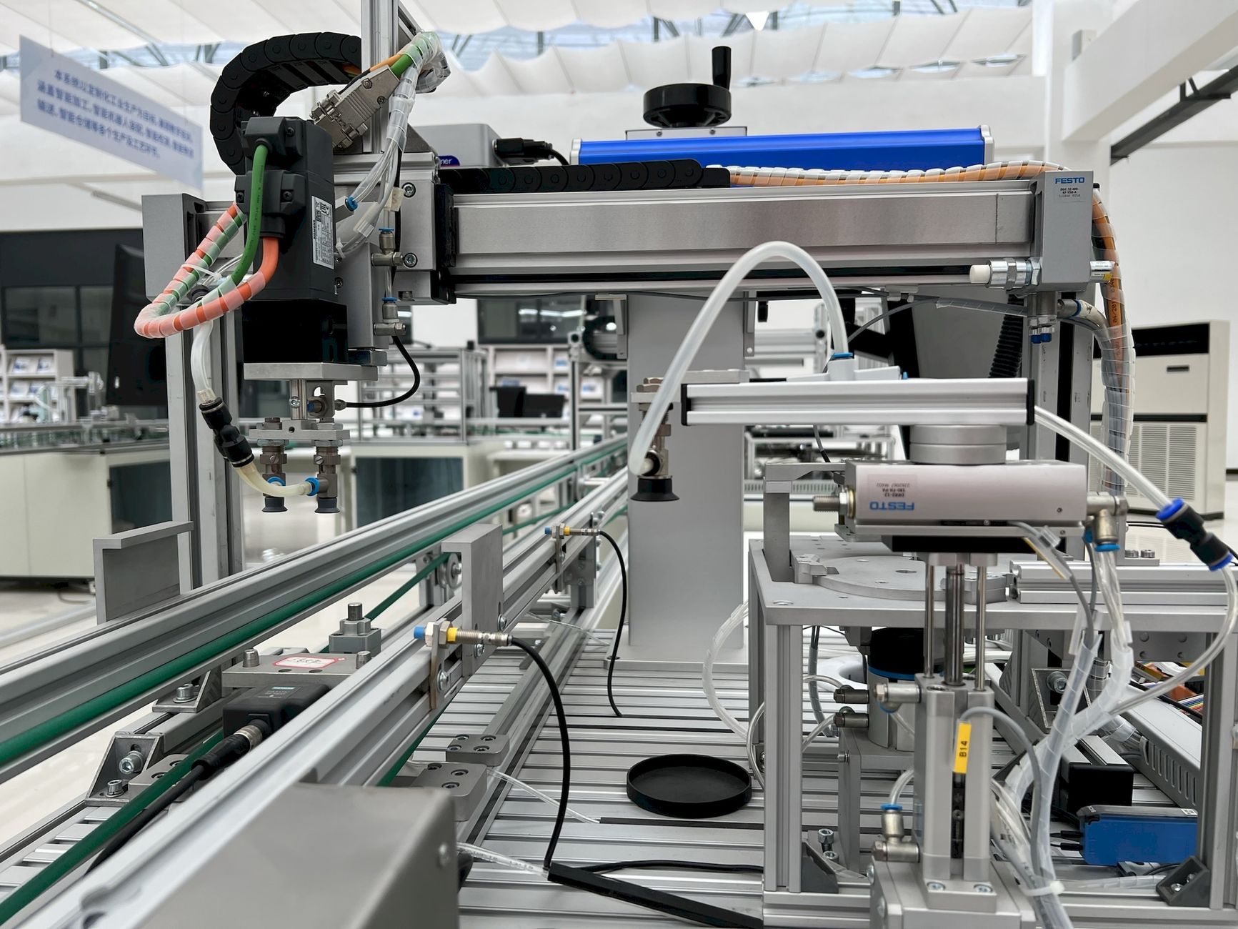 China's Manufacturing Sector Rebounds Amid Export Surge