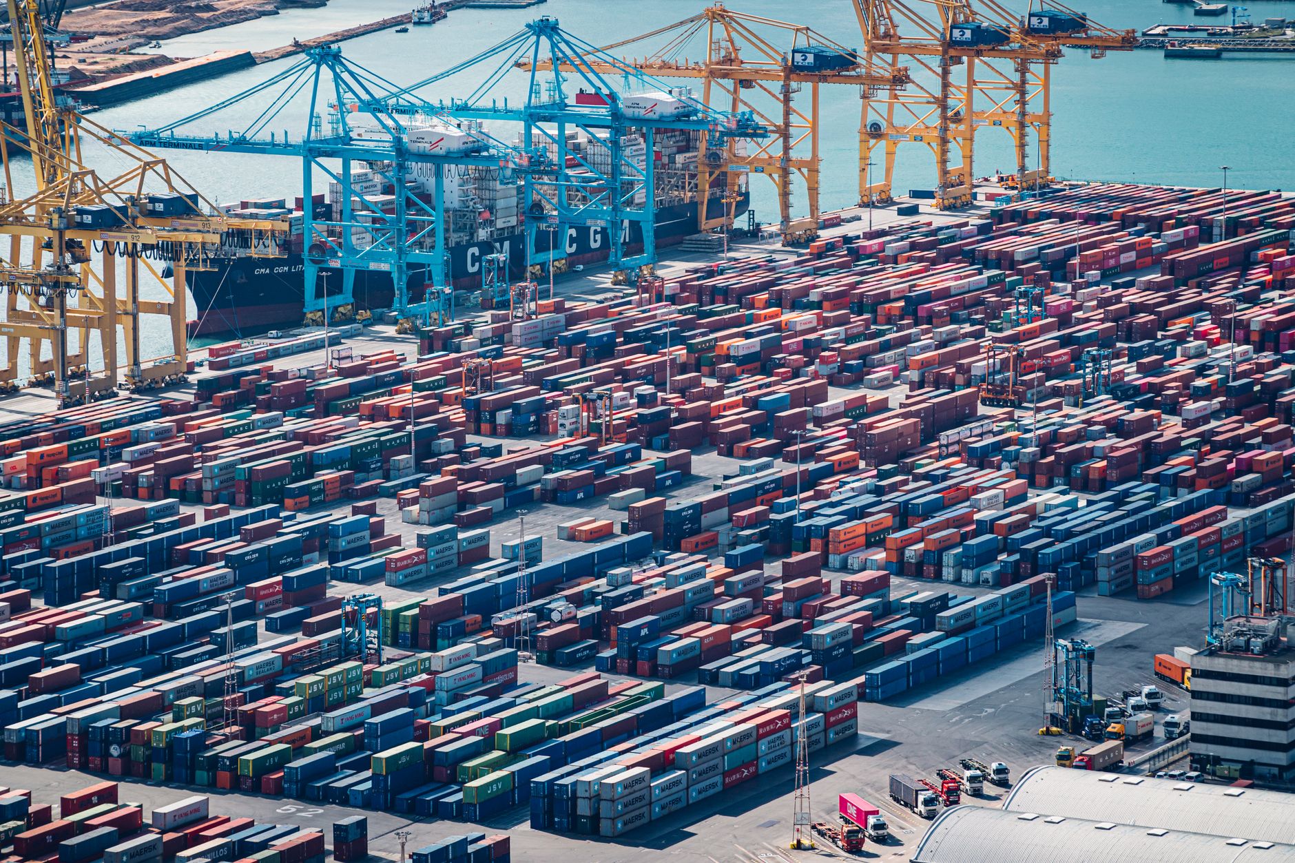 China's Trade Surges Beyond Forecasts as Global AI Boom Fuels Demand