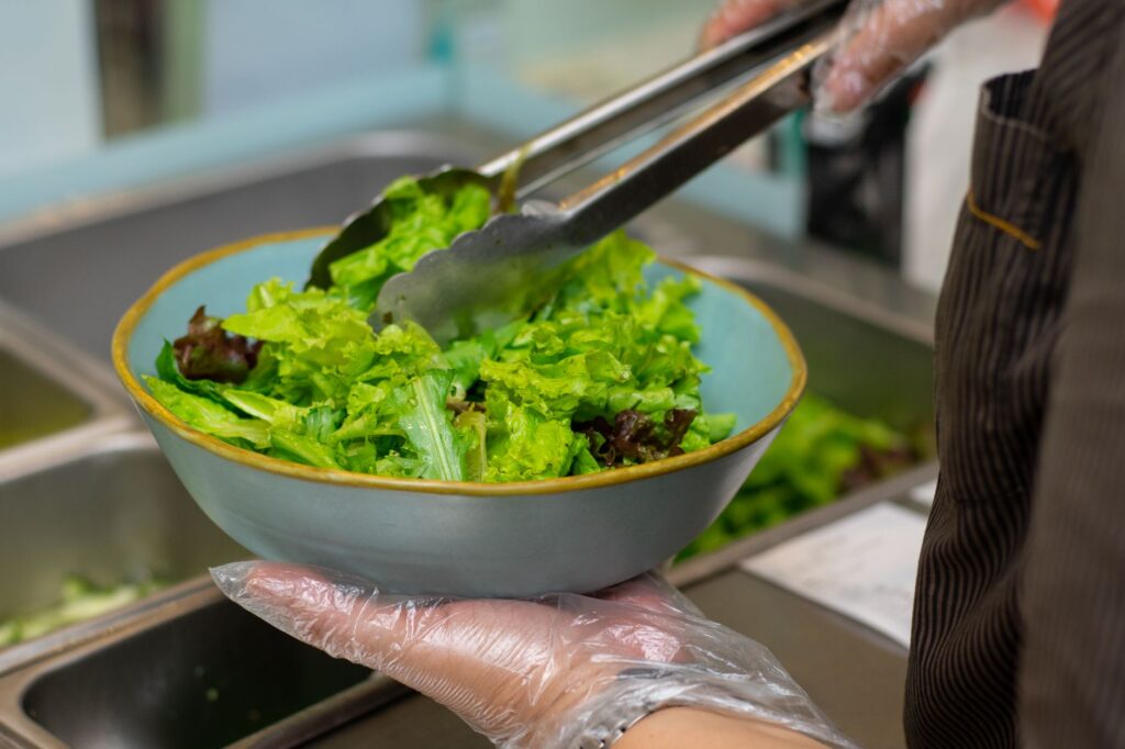 Fresh Food Chains Face Foot Traffic Slump Amid Lettuce Contamination and Confusing Health Guidance
