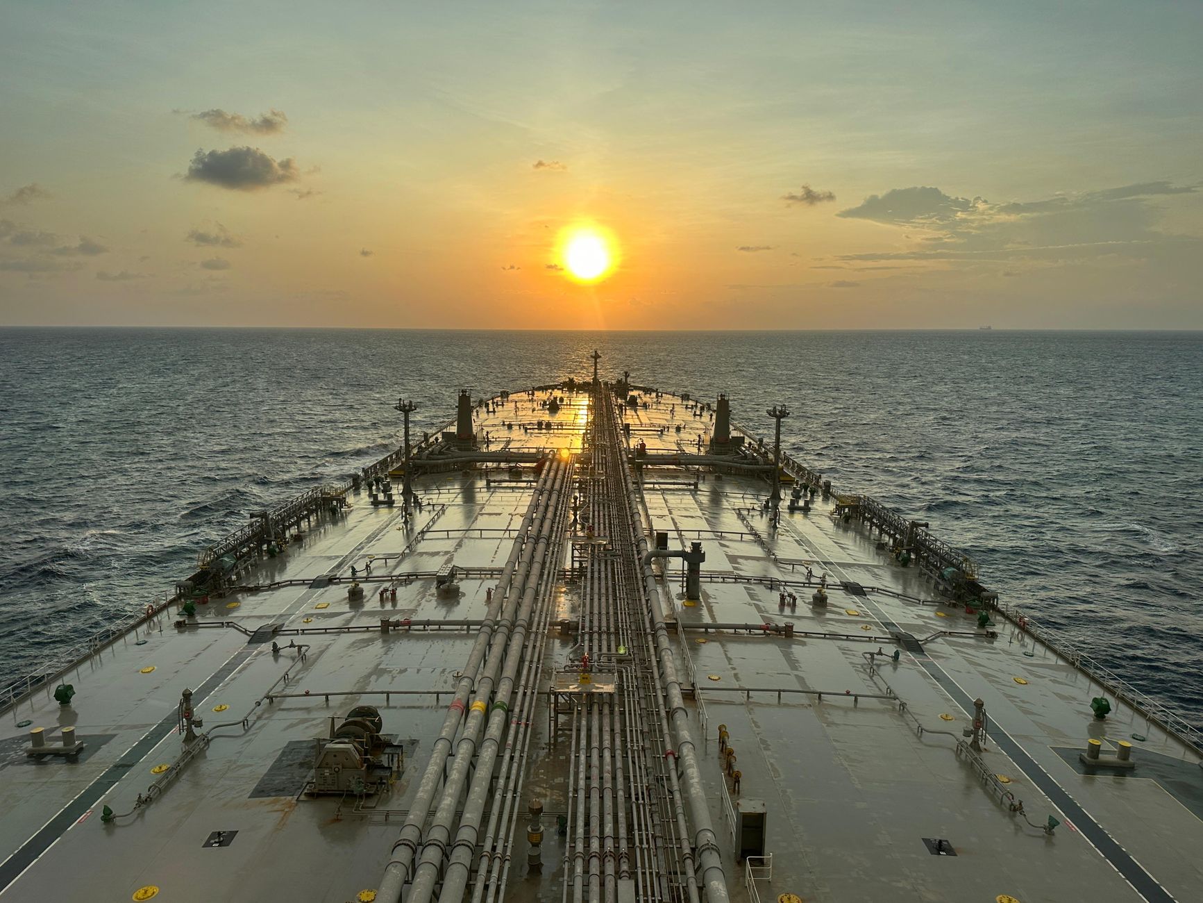 Crude Oil Prices Plunge 9% After US-Iran Pause, but Supply Vulnerabilities Persist for India