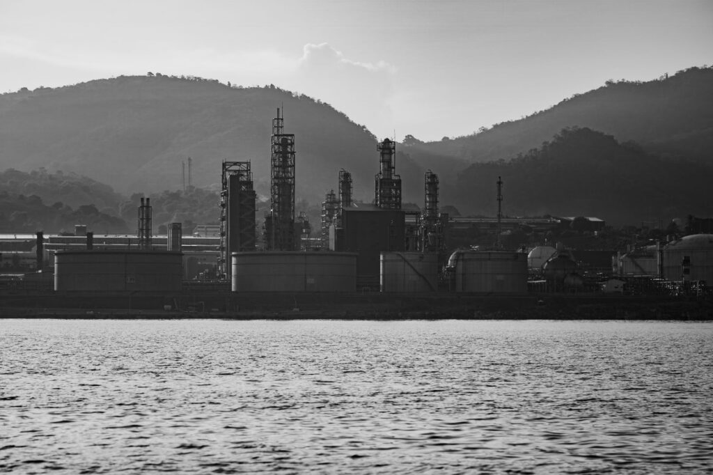 Global Oil Prices Tumble Following U.S. Decision to Halt Military Action Against Iran