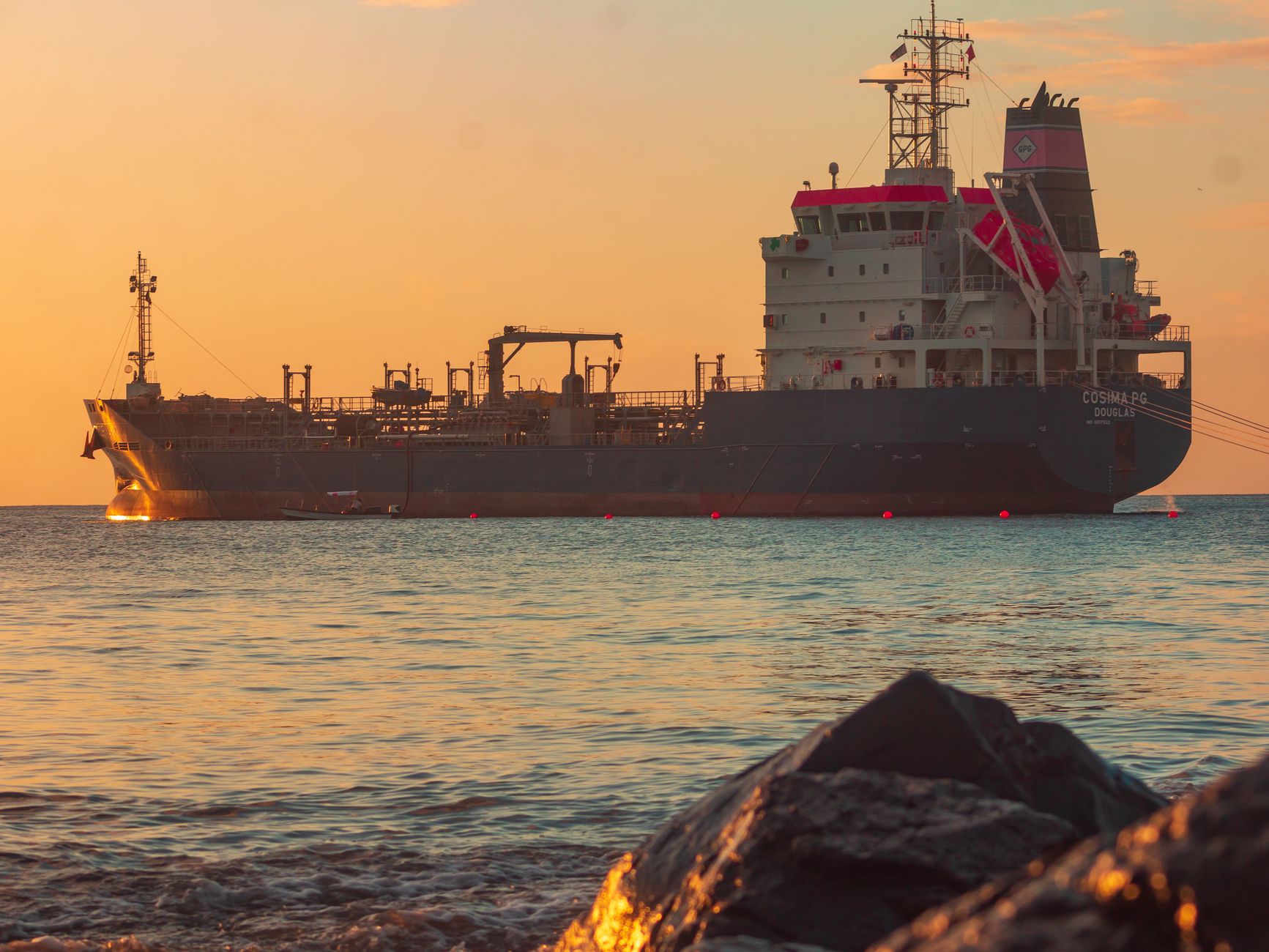 Oil Prices Plunge as Diplomatic Efforts Signal De-Escalation in the Strait of Hormuz