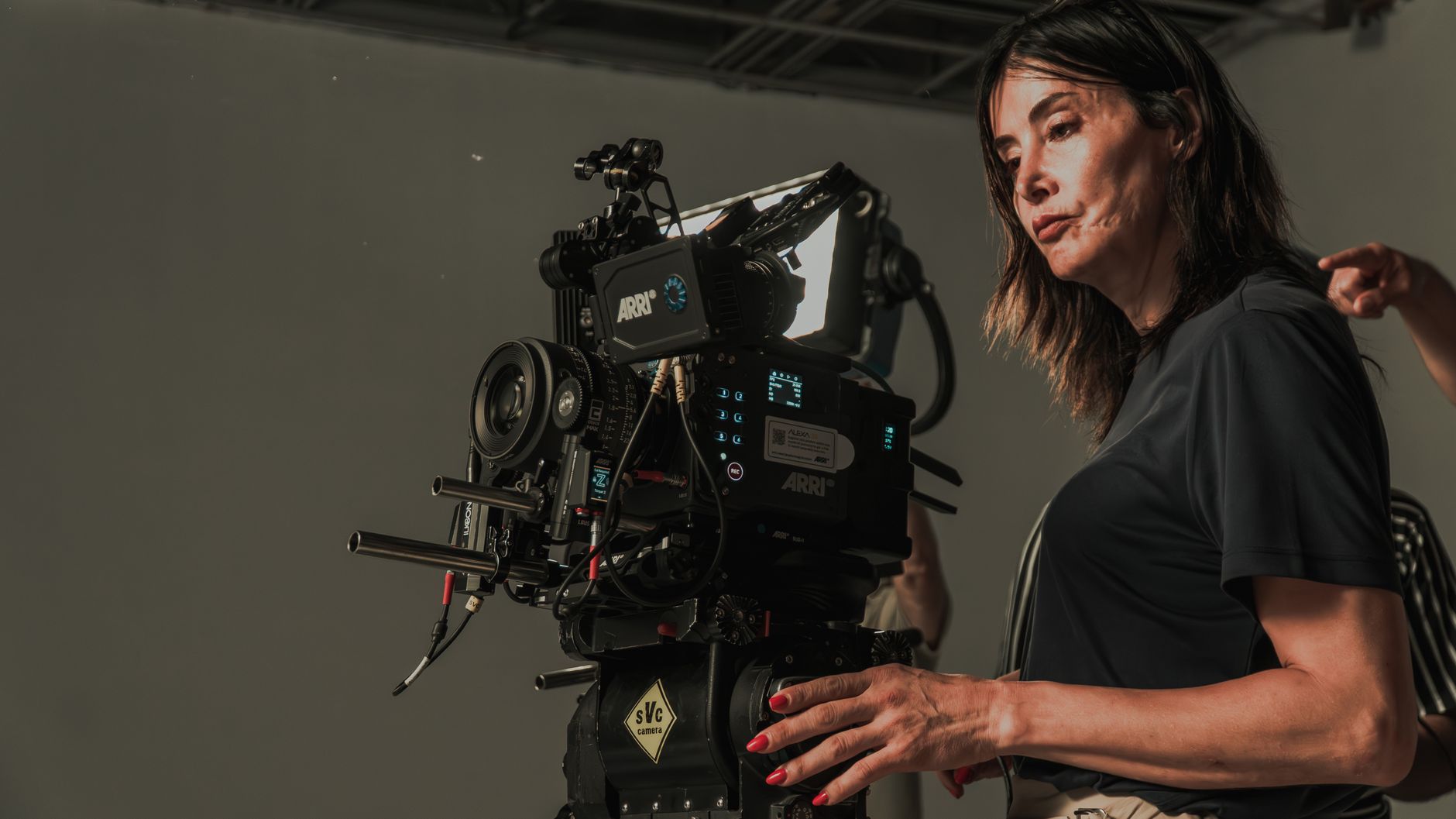 A female cinematographer operates a professional cinema camera on a film set in İstanbul, Türkiye.
